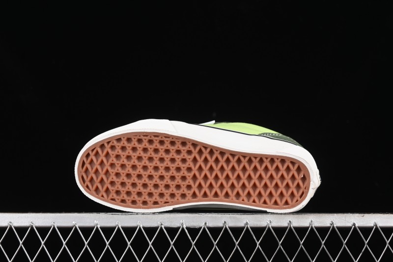 Vans Chukka Push Low-Top Skate Shoes with Slip-Resistant Sole in Apple Green - VN0008ZE08P