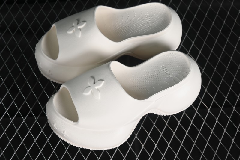 SMFK COMPASS Embossed One-Piece Platform Slides - E9066