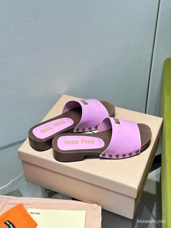 2025 Slippers Miumiu Purple Patent Leather Slippers KFY00230