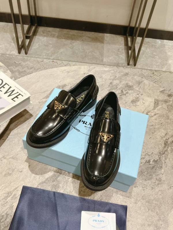 2025 Women Prada Black Leather Loafer KFY00270