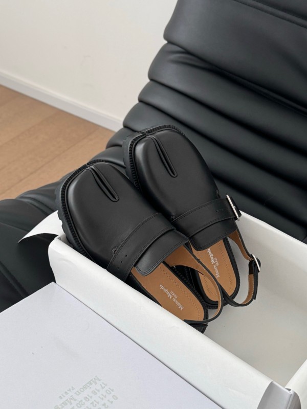 2025 Women MM6 Black Leather Sandals Tabi KFY00310