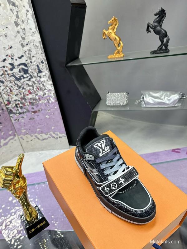 2024 Men Louis Vuitton Black White Leather Suede LV Trainer Sneakers