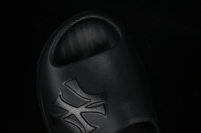 New York Yankees MLB Skipper Slide Summer Casual Sandals - 3ALPS015350BKS