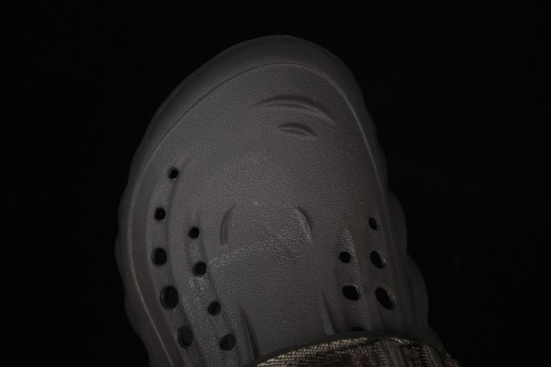 Crocs Bobs Flat Heel Closed Toe Slip-On Beach Clog Sandals - B.D4