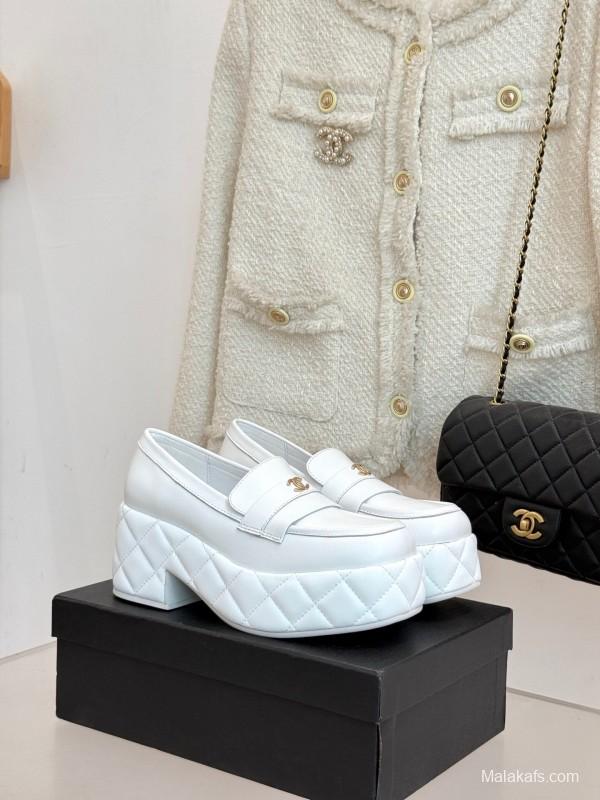 Chanel 25K Fall/Winter New Double C Platform Loafer Shoes with Waterproof Platform - KFY00320