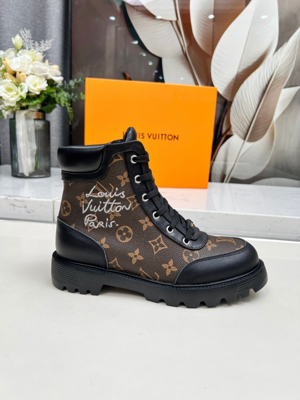 Louis Vuitton Territory Flat Boots with LV Circle Logo and Rubber Outsole - LY00310