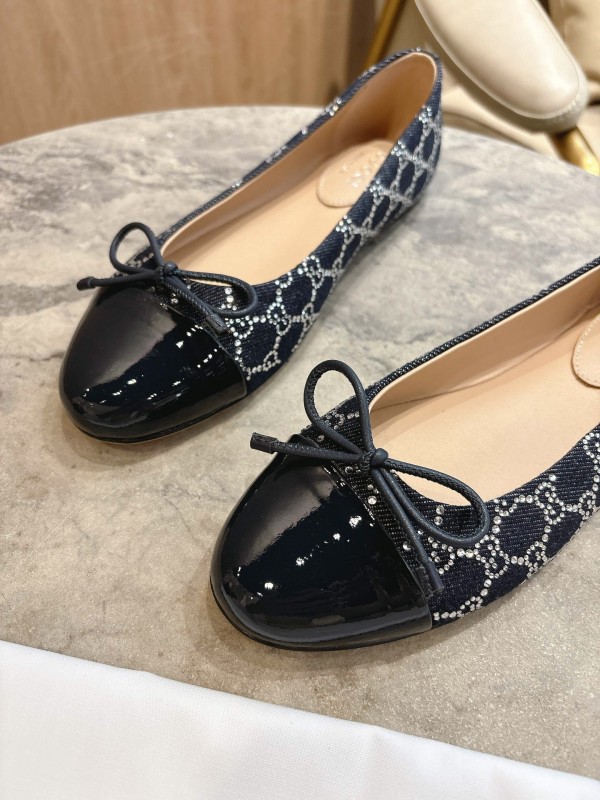 Gucci Women's Ballet Flats with Shiny GG Denim and Leather Bow - LY00330